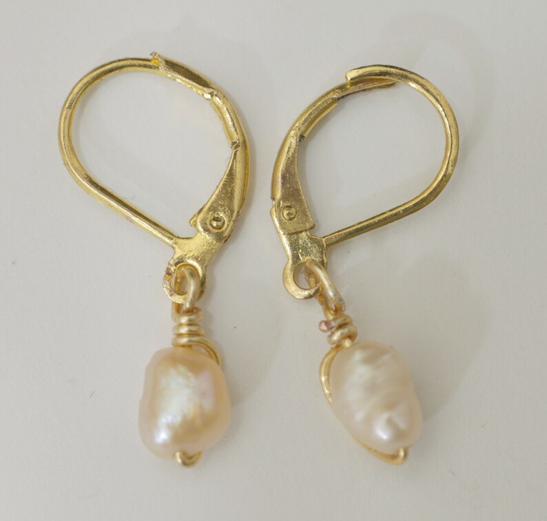 Pequeños pendientes colgantes de perlas, pendientes de perlas de boda envueltos en alambre imagen 3
