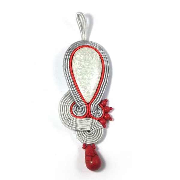 Pendentif collier Soutache, médaillon de broderie rouge argenté