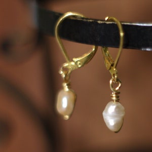 Kleine Perlen Ohrringe, Hochzeit Perlen Ohrringe Draht gewickelt Bild 1