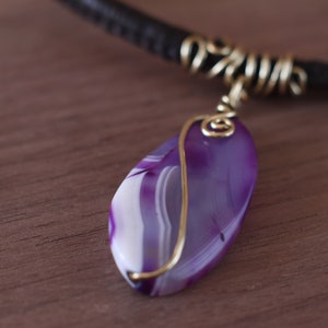 Lila Achat Halskette, Edelstein Anhänger Medaillon, lila violetter Draht gewickelter Stein Bild 7