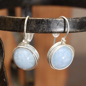 Aquamarijn draadwikkeloorbellen, hemelsblauwe natuurlijke edelsteen, minimalistische sieraden geboortesteen maart