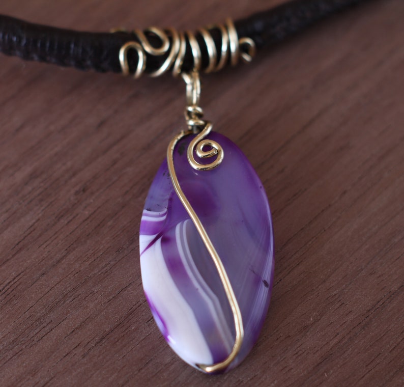 Lila Achat Halskette, Edelstein Anhänger Medaillon, lila violetter Draht gewickelter Stein Bild 5