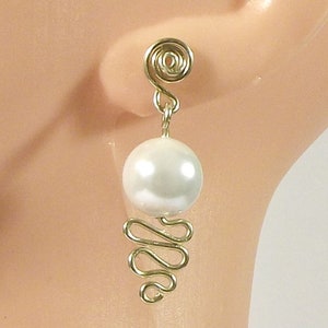 Boucles doreilles de pendeaux de goujon avec la perle blanche de perle, boucles doreilles de perles en verre de mariage image 4