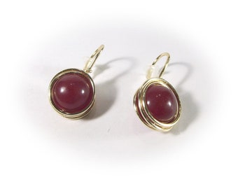 Pendientes de jade rojo alambre de piedras preciosas, plata de ley y alambre chapado en oro envuelto joyería minimalista de inspiración vintage, tachuelas de piedras preciosas rojas