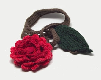 Korte sjaalketting met bloemen, gehaakte bohochoker met rode roos