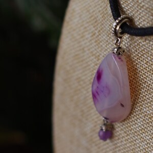 Krótki naszyjnik z pastelowym agatem, beżowy różowy fioletowy naturalny kamień zdjęcie 3