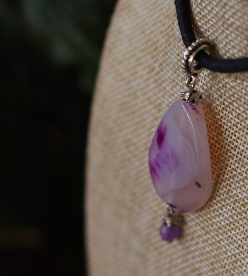 Pendentif collier en agate pourpre, bijoux nature minimalistes image 3