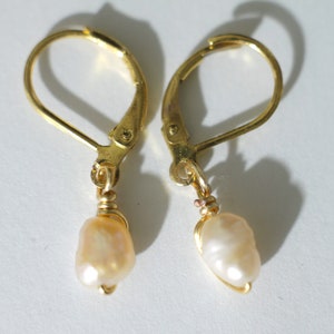 Pequeños pendientes colgantes de perlas, pendientes de perlas de boda envueltos en alambre imagen 9
