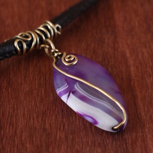 Lila Achat Halskette, Edelstein Anhänger Medaillon, lila violetter Draht gewickelter Stein Bild 6