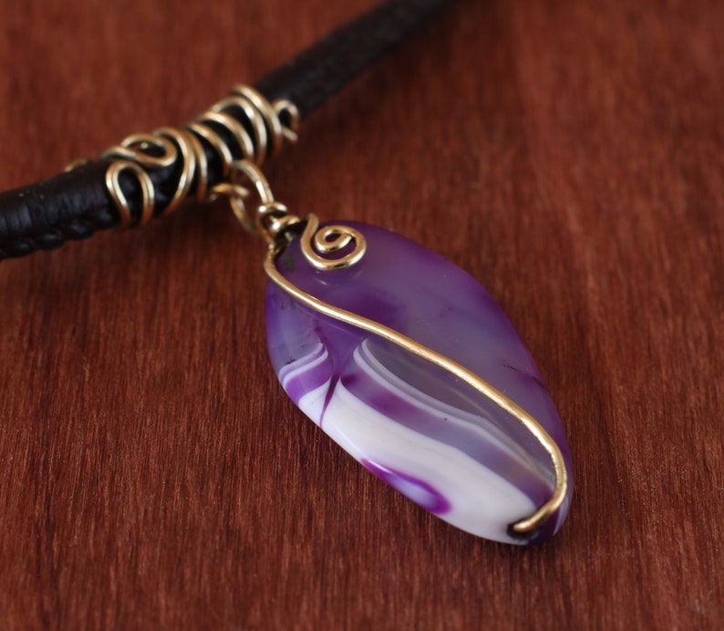 Lila Achat Halskette, Edelstein Anhänger Medaillon, lila violetter Draht gewickelter Stein Bild 6