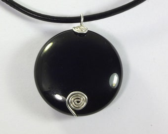 Collier pendentif médaillon noir onyx, minimalisme, grande pierre