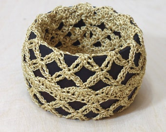 Dentelle épaisse au crochet sur bracelet en bois, bracelet en bois de déclaration en or brun, bijoux boho au crochet, bracelet bracelet en bois Renaissance