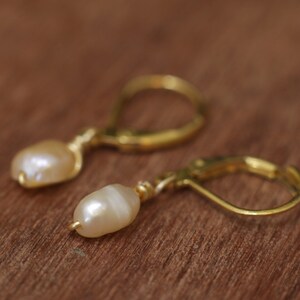 Pequeños pendientes colgantes de perlas, pendientes de perlas de boda envueltos en alambre imagen 8