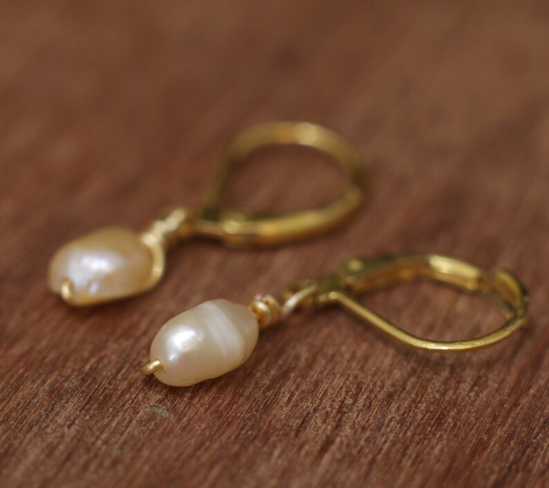 Kleine Perlen Ohrringe, Hochzeit Perlen Ohrringe Draht gewickelt Bild 8