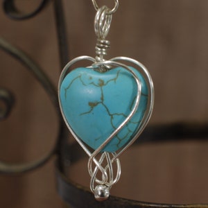 Pendentif coeur turquoise, pendentif collier enveloppé de fil image 1