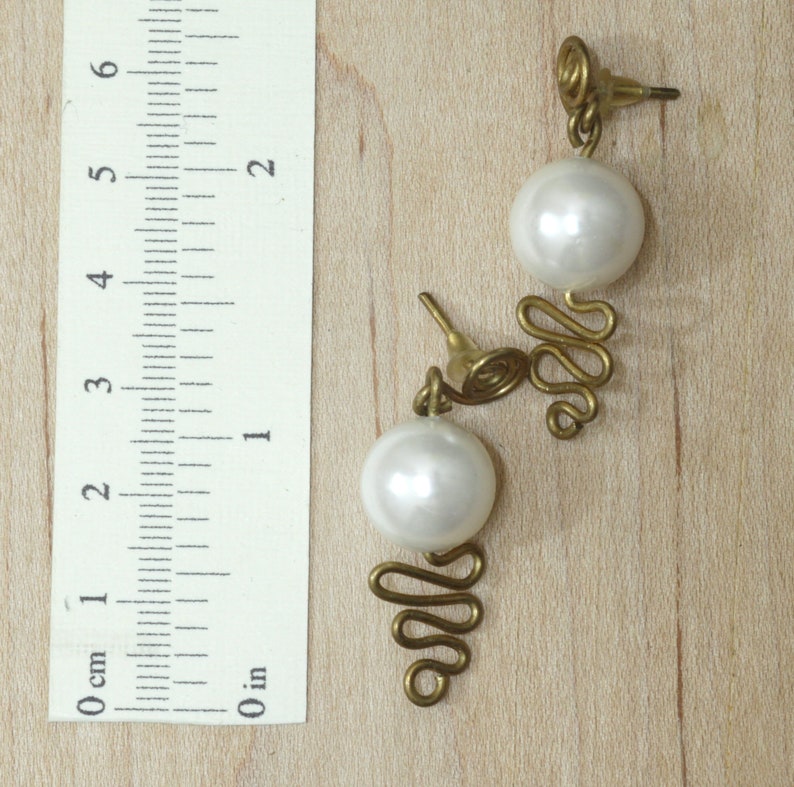 Boucles doreilles de pendeaux de goujon avec la perle blanche de perle, boucles doreilles de perles en verre de mariage image 6