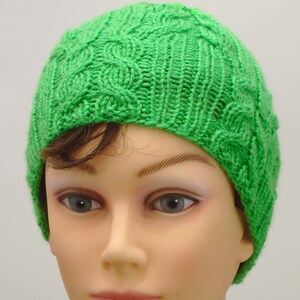 Bonnet de câble de chapeau tricoté à la main adulte ou adolescent, chapeau de chimio tricoté vert femmes hommes chapeau de bonnet de tous les jours, chapeaux en tricot de câble faits maison design unisexe image 4