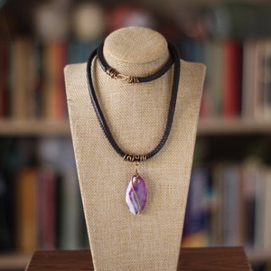 Lila Achat Halskette, Edelstein Anhänger Medaillon, lila violetter Draht gewickelter Stein Bild 2