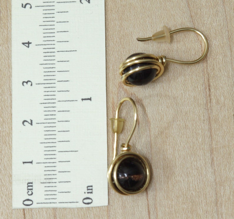 Boucles doreilles à clous plaqués or agate noire, clous doreilles minimalistes délicats de style vintage enveloppés de fil, cadeau noir, boucles doreilles plaquées or pour femmes image 4