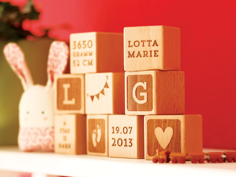 Holzwürfel mit Gravur, Geschenke zur Geburt, Baby Geschenk personalisiert, gravierte Würfel aus Holz, Geschenk Taufe, Buchstabenwürfel Holz Bild 1