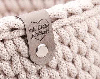 Lederlabel für Körbe, Kunstleder Labels mit Chicago Screws, Label mit Schraubniete, Knicklabel mit langen Schrauben, Label zum anschrauben