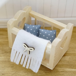 Holzwiege für den Wichtel Decke KissenWichteltür Zubehör Weidenkörbchen Bett Wiege Wichtel Miniaturen