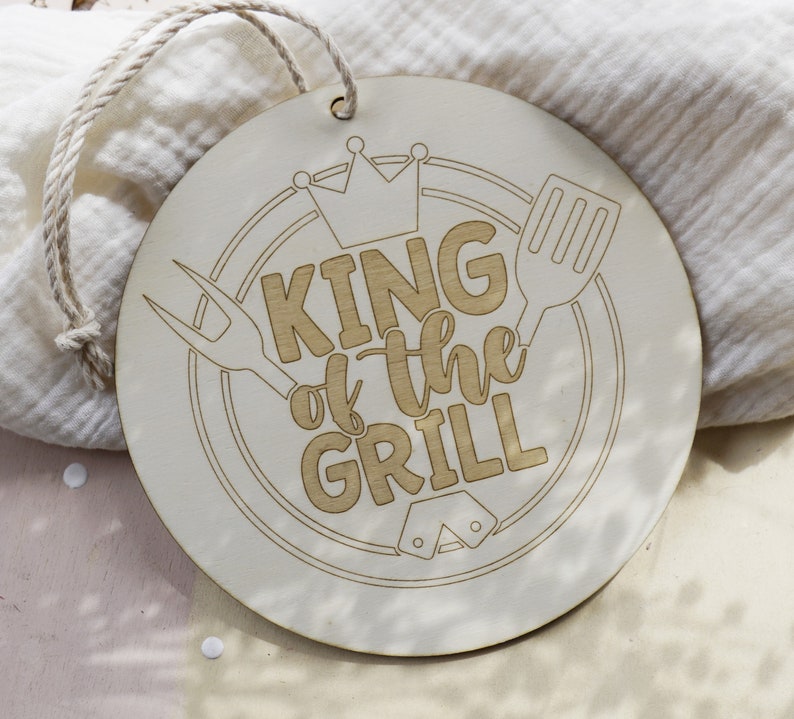 Vatertag King of the Grill Geschenk Papa Opa Geburtstagsgeschenk Vatertagsgeschenk Holzschild BBQ Grillplatz Grillecke Wanddeko Camper image 1