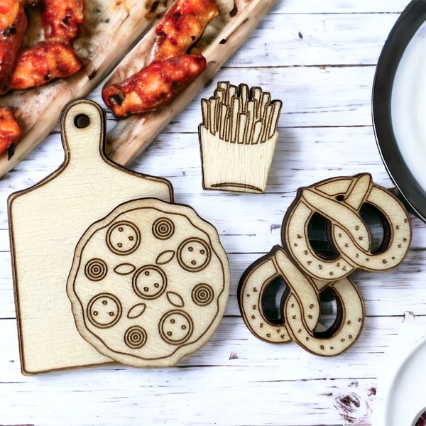 Wichteltür PIZZA mit Holzbrettchen Puppenhaus Miniaturen Küche Pommes Brezel Minipizza Food Wichtel Kaufladen Zubehör Wichtelzubehör