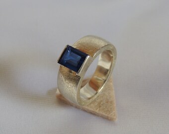 Silberring mit blauem Spinel