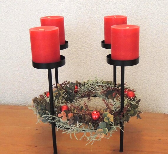 modern Advent wreath in red/black