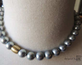 Perlencollier in grau