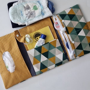 Windeltasche 3 Seiten Reißverschlussfach XXL Wickeltasche Junge Mädchen mit Namen möglich geometrisches Muster Dreiecke senfgelb Babyparty