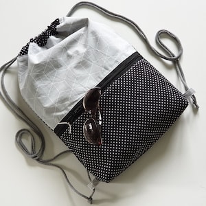 Turnbeutel wasserabweisend mit Reißverschlussfach Rucksack Damen geometrisches Muster grau schwarz