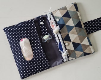 Windeltasche Reißverschluss XXL Wickeltasche mit Namen möglich Junge Mädchen geometrisches Muster marine blau grau beige Dreiecke Wickeletui