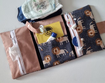 Windeltasche 3 Seiten 2x Reißverschluss XXL Wickeltasche mit Namen möglich Junge Mädchen Löwe blau beige Wickeletui Windelmäppchen Babyparty