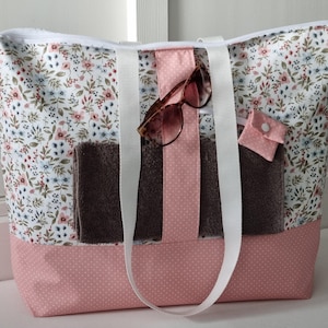 Strandtasche XXL mit Reißverschluss Blumen altrosa – große wasserabweisende Badetasche Damen, Saunatasche & Waschhaustasche Camping Blümchen