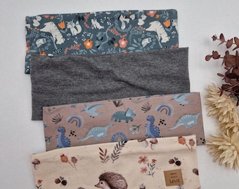 Fascia per capelli da bambina realizzata in morbido tessuto jersey.