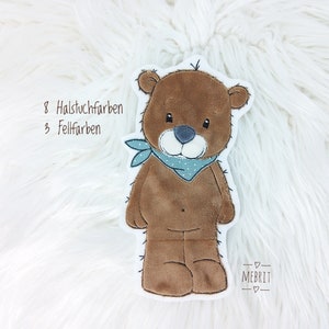Könnte beinhalten: Ein braunes Teddybär-Plüschtier mit einem blauen Halstuch. Der Bär hat einen hellbraunen Körper, einen dunkleren braunen Kopf und ein hellblaues Halstuch mit weißen Punkten. Der Text auf dem Bild lautet "8 Halstuchfarben 3 Fellfarben".
