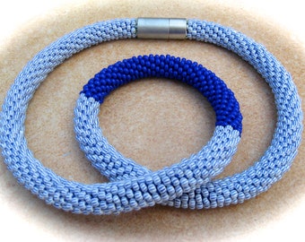 collier de crochet blanc-bleu, chaîne de tuyau, collier crocheté, collier crocheté, collier de perles, chaîne en verre