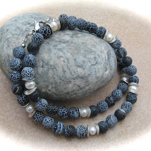 gray-black agate necklace in crash look, gemstone necklace, gemstone jewelry
