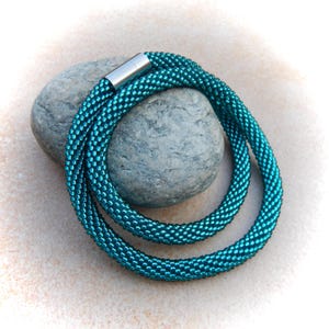 Colar de crochê verde esmeralda, colar de pérolas de crochê, colar de tubo, colar de crochê, colares de pérolas, colar de contas de vidro, colar de vidro