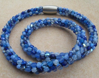 blaue Häkelkette, Kette gehäkelt, gehäkelte Kette, Schlauchkette, Glaskette, Glasperlenkette, Perlenketten, Halskette