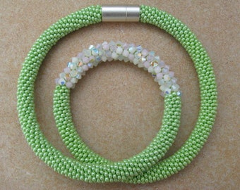 collier de crochet vert-rose rêve étincelant, chaîne de tuyau, collier de perles de verre crocheté, collier de verre, colliers de perles