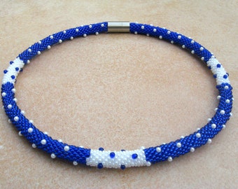 blau-weiße Häkelkette Pünktchen,Schlauchkette,gehäkelte Glasperlenkette,Perlenketten,Kette gehäkelt,Glaskette