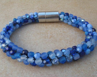 blaues Häkelarmband Funkeltraum, gehäkeltes Armband, Schlaucharmband, blaues Armband, Glasarmband