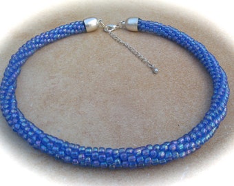 collier en crochet bleu, chaîne de tuyau, collier de perles au crochet, collier au crochet, collier de perles en verre, colliers de perles