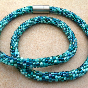 colar de crochê turquesa-verde-petróleo, colar de pérolas de crochê, colar de crochê, colar de tubo, colares de pérolas, colar de pérolas de vidro, colar de turquesa, colar de vidro