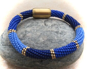 blauw-gouden gehaakte armband, gehaakte armband, kralenarmband, glazen kralenarmband, glazen armband, kleurrijke armband