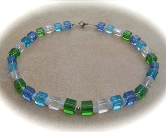 kristall-grün-türkis-blaue Opalith-Glaswürfelkette, Würfelkette, Glaskette