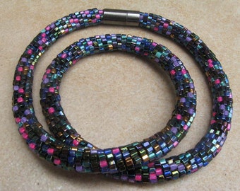 Pärlhalsband "Färgglad dröm", rörhalsband, virkat pärlhalsband, virkat halsband, pärlhalsband, glaspärlehalsband, färgglatt halsband, glashalsband